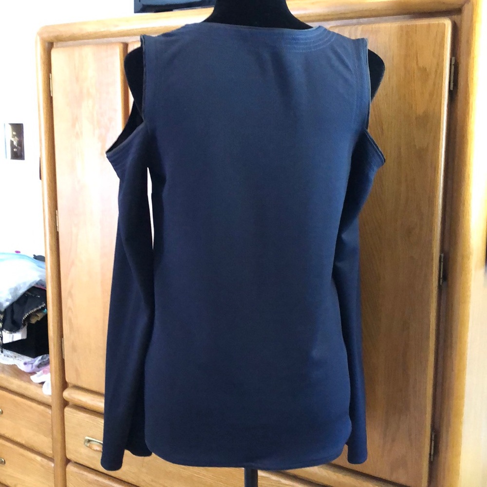 Banana republic cold shoulder navy blouse - Picture 4 of 6